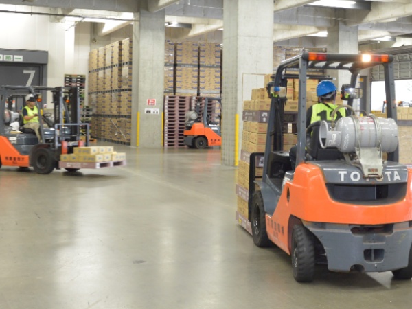 カウンター又はリーチフォークリフトを使用した作業がメインとなります。