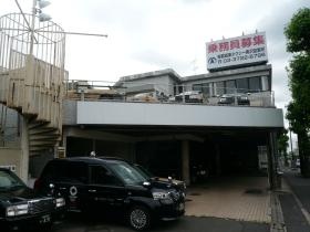 奥沢営業所 二階建ての車庫で、その他に第二車庫がございます。