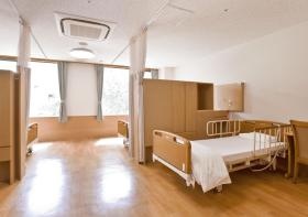 光風園病院の病室です。心安らぐ療養環境を整備しています。