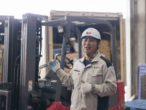 フォークリフトに乗るだけじゃなく、チームで支え合い、物流を動かす仕事です。