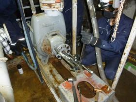 ポンプの分解作業