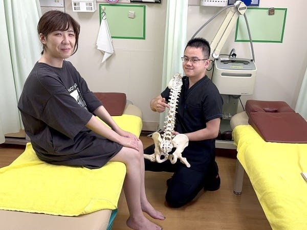 院長がお身体の状態の説明をしています。骨格模型を使用してわかりやすい説明を行います。