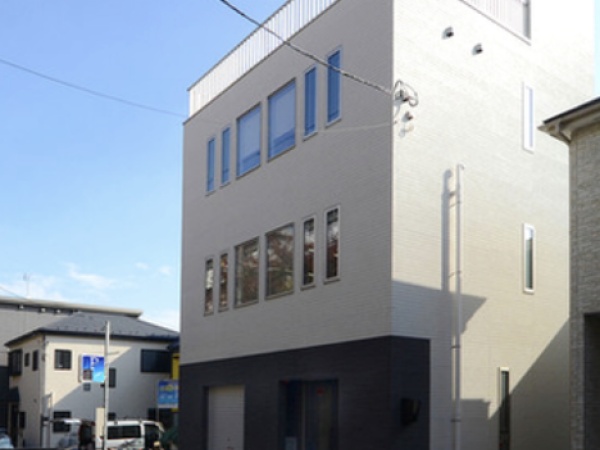 2019年に新設された3階建てのオフィスです！