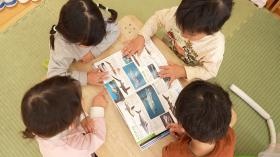 探求心から図鑑読み込む子ども達
