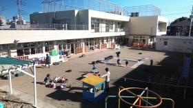各クラスからワイドスパンに繋がる広い園庭は約１５０坪