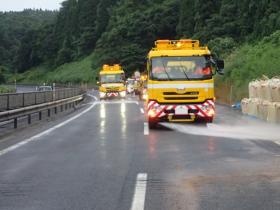 散水車による路面清掃
