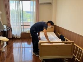 シーツ交換の様子