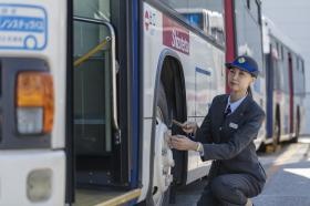私たちの一日は バスの始業点検から始まります