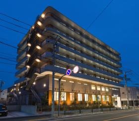 夜の外観です。