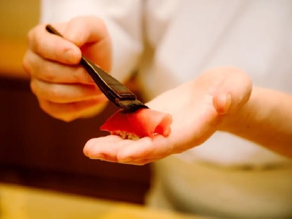 珠玉の握りとつまみが交互に供される、おまかせコースが人気