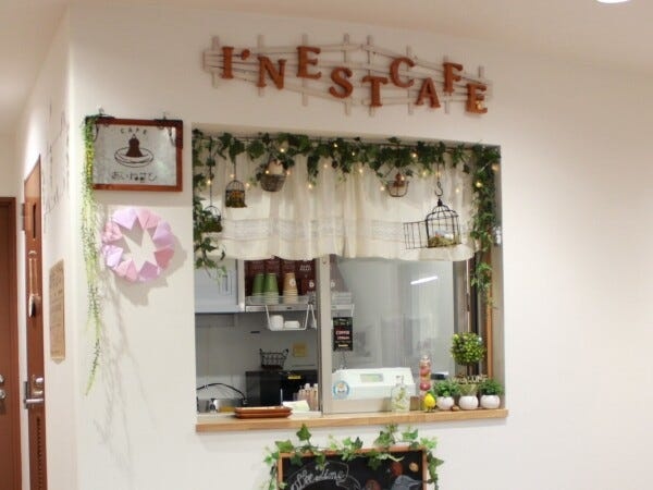 こちらのカウンターで接客からご提供まで行います。