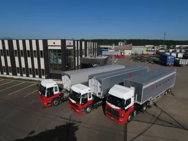 当社には、創業60年で培った経験と実績から生まれる確かな輸送技術で、国内から海外、大きなものから繊細ものまで多種多様な貨物を運搬いたします。