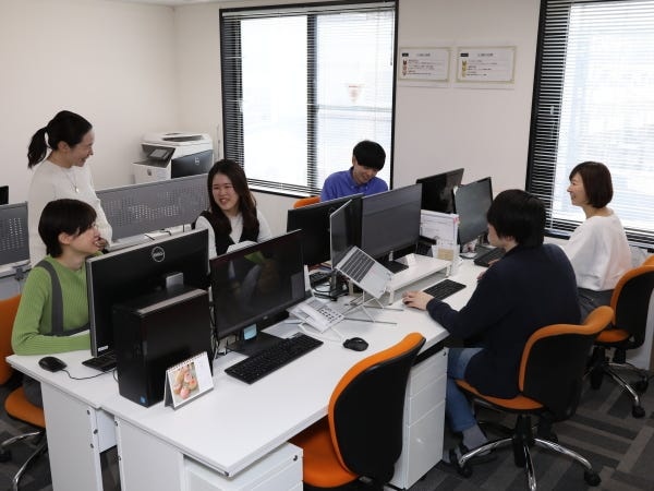 オフィスメンバーもみんなお菓子が大好きで、新商品の話や、あのお店のお菓子が美味しかった！など、いつも賑やかな雰囲気です。