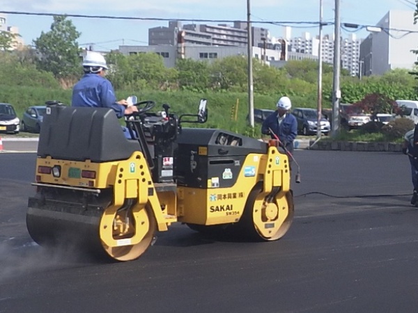 舗装工事や土木工事の際、ローラーを操作していただきます。