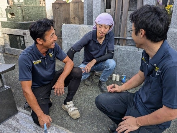 仕事内容は、お墓の点検や墓所地図の管理・作成、納骨作業など。現場は神奈川・東京エリアが中心です。