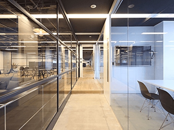 新宿駅から徒歩3分の好立地！