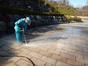 高圧洗浄での清掃している様子