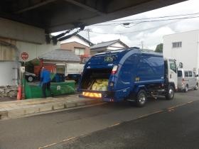 ゴミ収集している様子