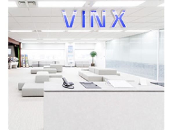 ちょっとした打合せもできる、開放感のあるエントランス。スカイツリーも目前の臨めます。当社製品のデモブースも隣接しています。