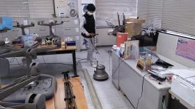 作業風景（事務所内 床洗浄ワックス施工）