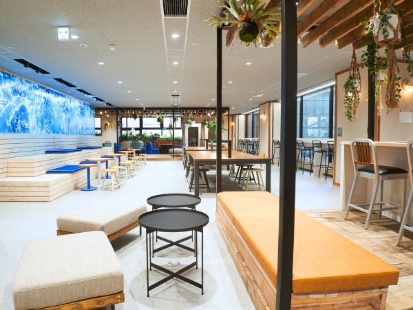 おしゃれなコワーキングスペースが併設しており、入社後は無料でご利用いただけます。渋谷駅からのアクセスも良く、仕事や勉強に最適な環境です！