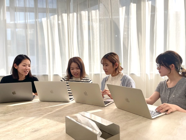 プロジェクト成功の鍵はコミュニケーションから。このミーティングルームで新たな商品を生み出しましょう。