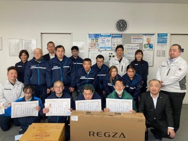 配送中はモクモクと仕事に集中。仕事を終えて事務所に帰ってきたら、同僚と談笑したり、飲みに行ったりすることも。みんなで支え合っています。