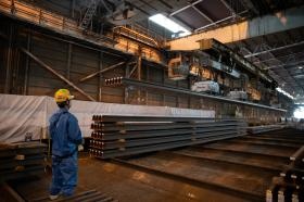 天井クレーンの運転風景