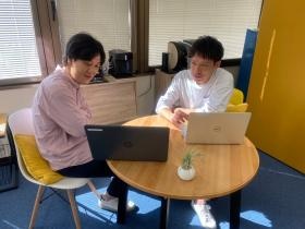 ケアマネジャーと福祉用具 カフェスペースでミーティング