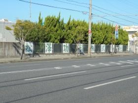歩道車道側からです。看板の文字は大きく結構目立ちます。