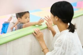 お子さまと保護者はお互いの様子が見えて安心
