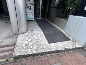 建物前に段差があります