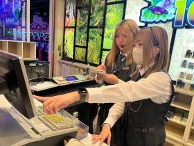 ＰＯＳレジ登録をします。わからない所は先輩が教えてくれます。