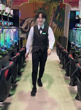 店内を巡回しお客様の対応をします