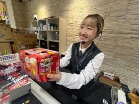 フロントでお客様に賞品をご案内します。