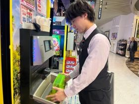 パチンコ玉を計数器で数えます。