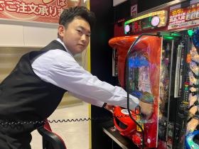 玉詰まりなどのトラブルでは遊技台を開けて対応します。