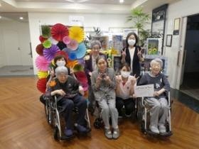 ご利用者創作品の前でみんなで記念写真！