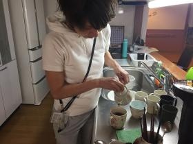 入居されている方のお茶を準備している様子