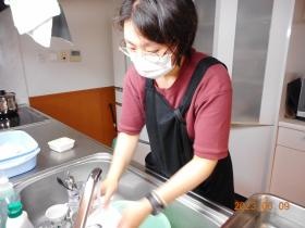 ユニットで食器を洗っている様子