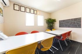 事業所のミーティングルーム