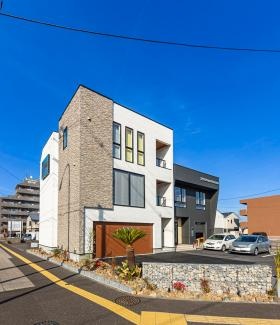 隣接するモデルハウスと事業所の外観