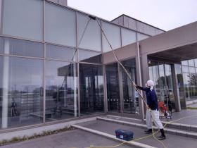 作業風景（高所ガラス清掃 ウォーターポールシステム）