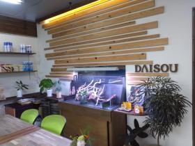 事務所内の応接スペースに１２０ｃｍ水槽があります