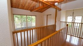 ２階踊り場、広々とした空間です。