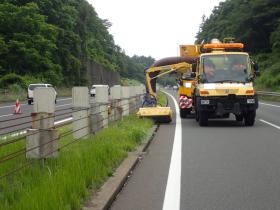 万能車による草刈り作業