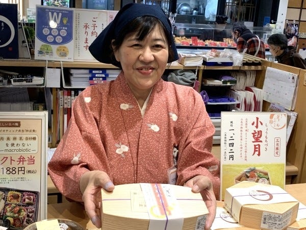 着脱の簡単な二部式着物を着用して販売にあたります♪