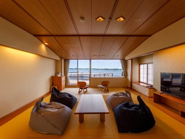 布団敷きは複数名で協力して行います。