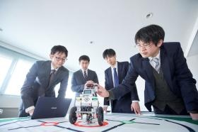 ロボコン同好会の活動（活動資金は会社が全面負担）