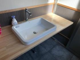 女性用トイレには大き目の流し台があります